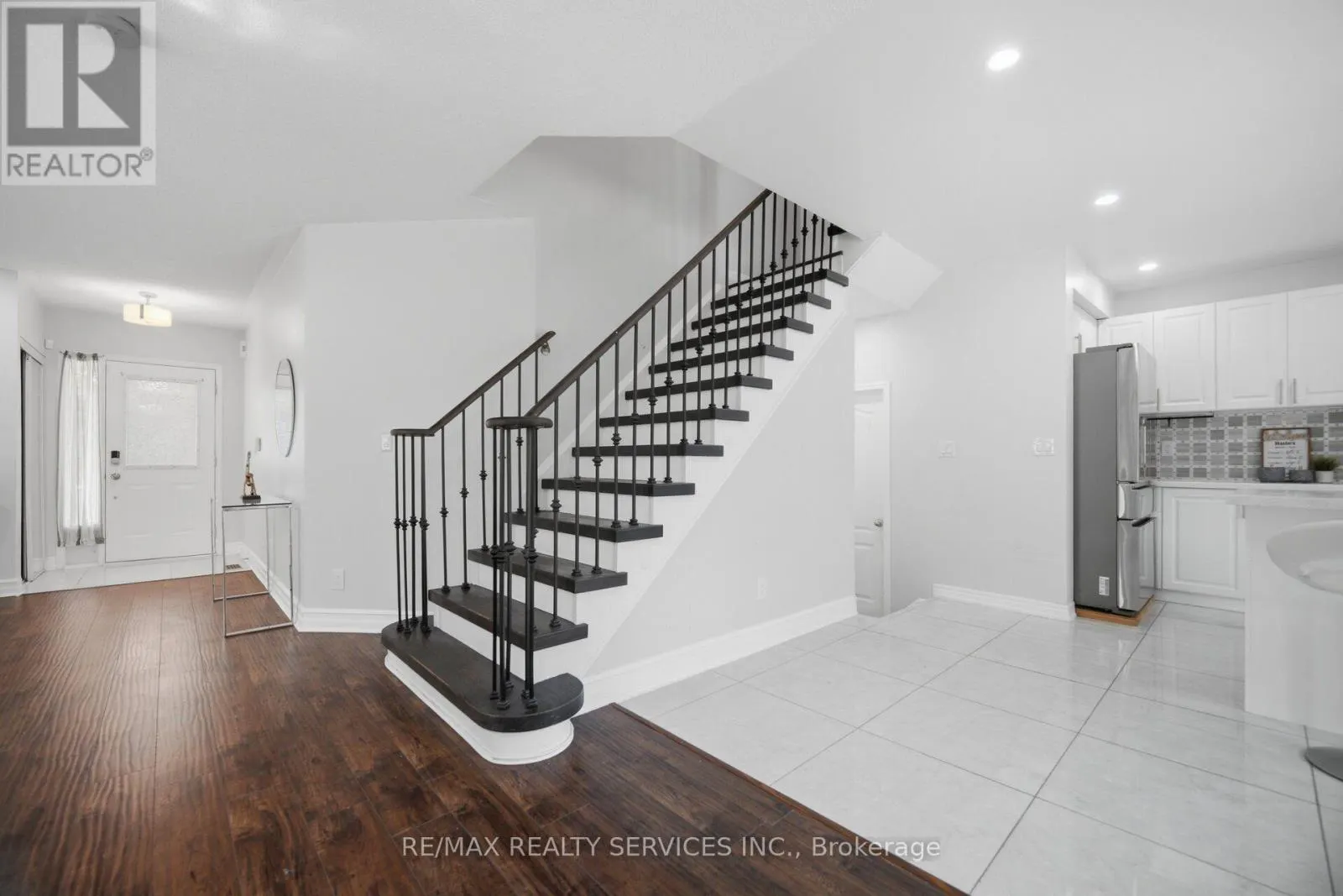 4 SUNNYBROOK CRESCENT