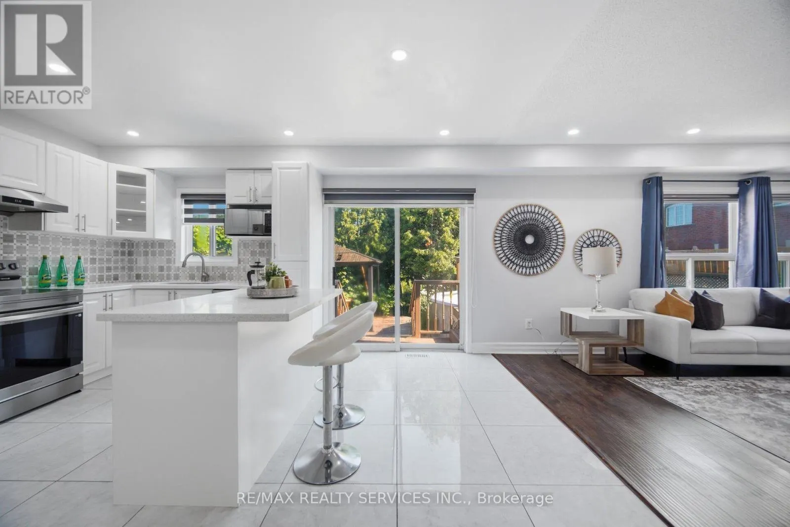 4 SUNNYBROOK CRESCENT