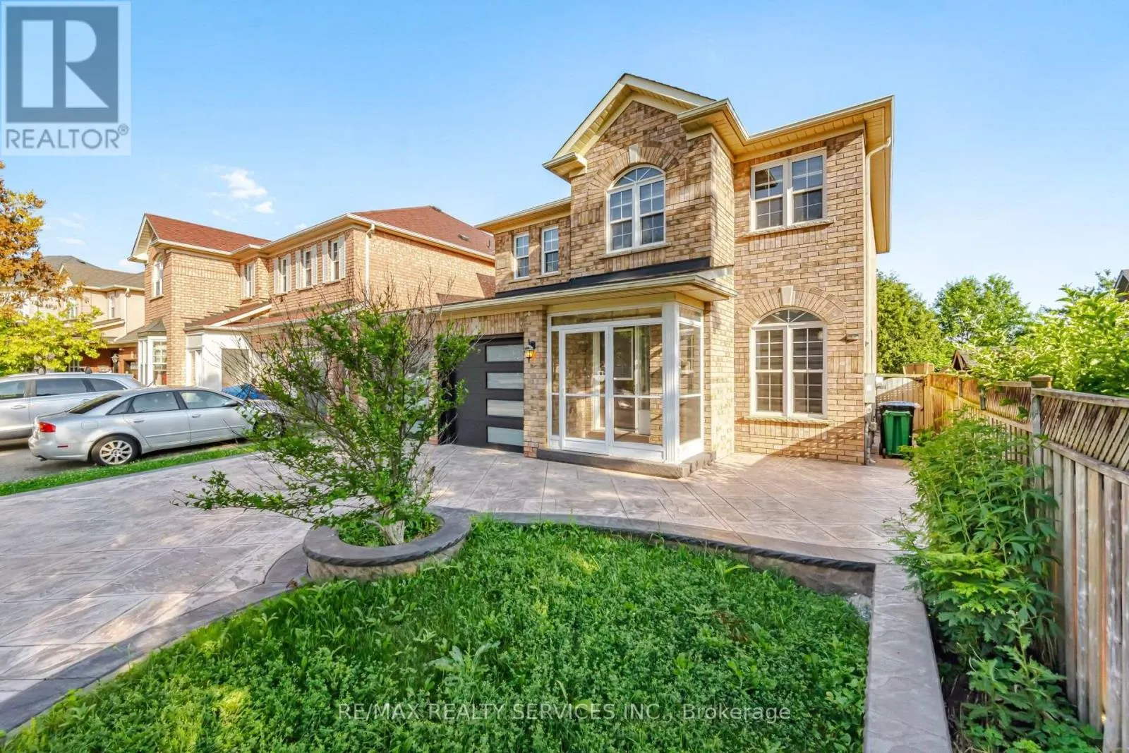 4 SUNNYBROOK CRESCENT