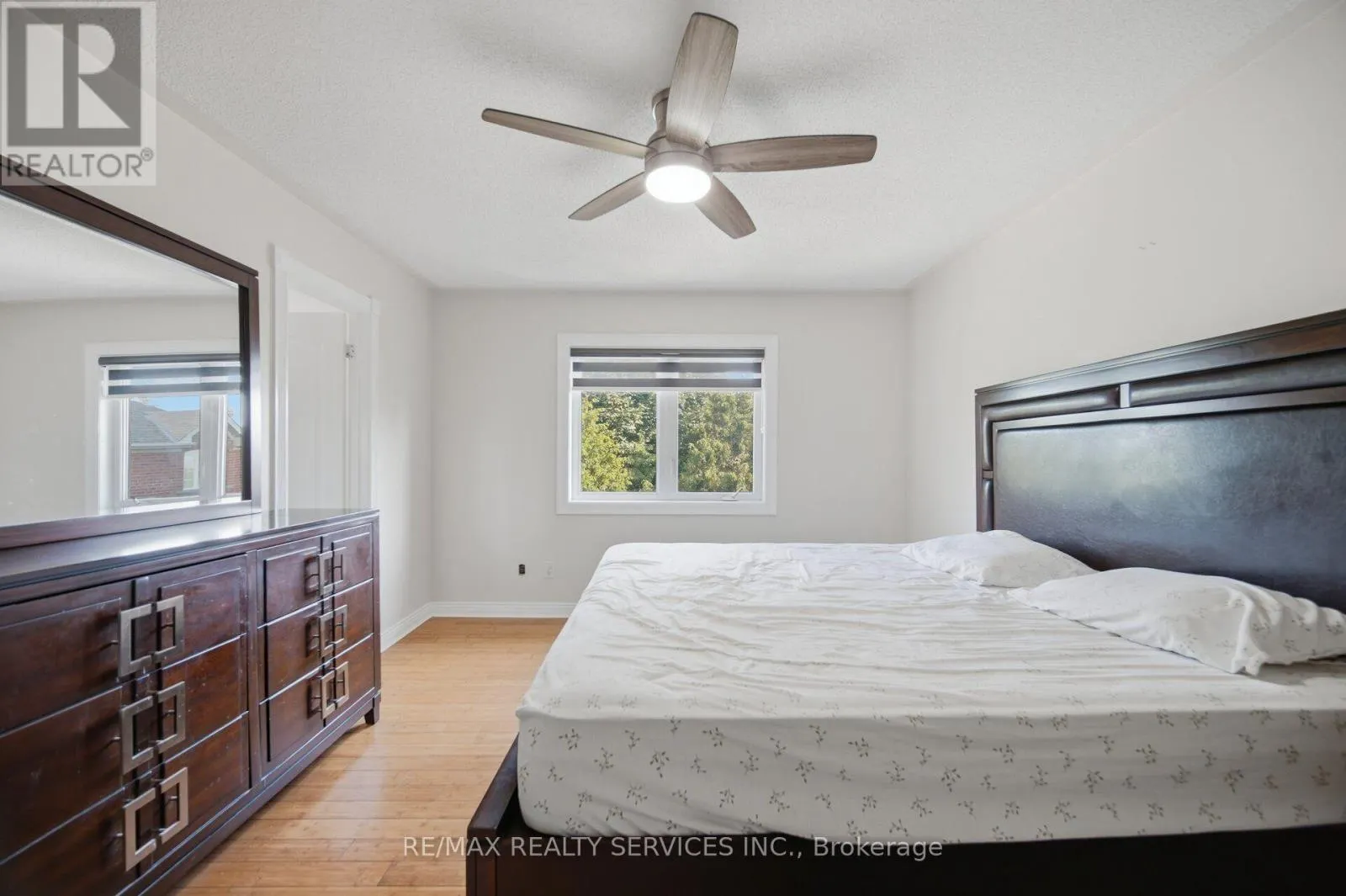 4 SUNNYBROOK CRESCENT