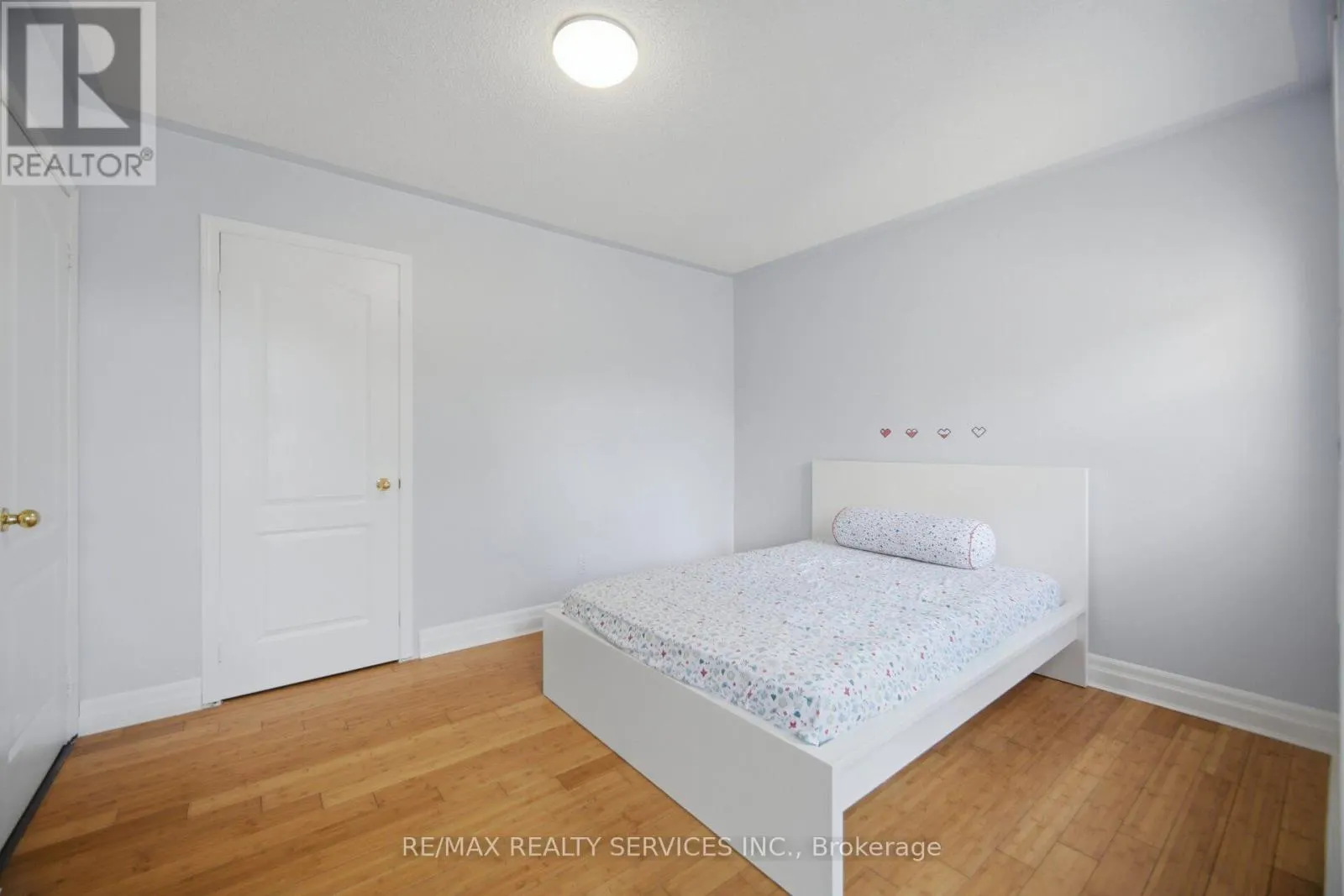 4 SUNNYBROOK CRESCENT