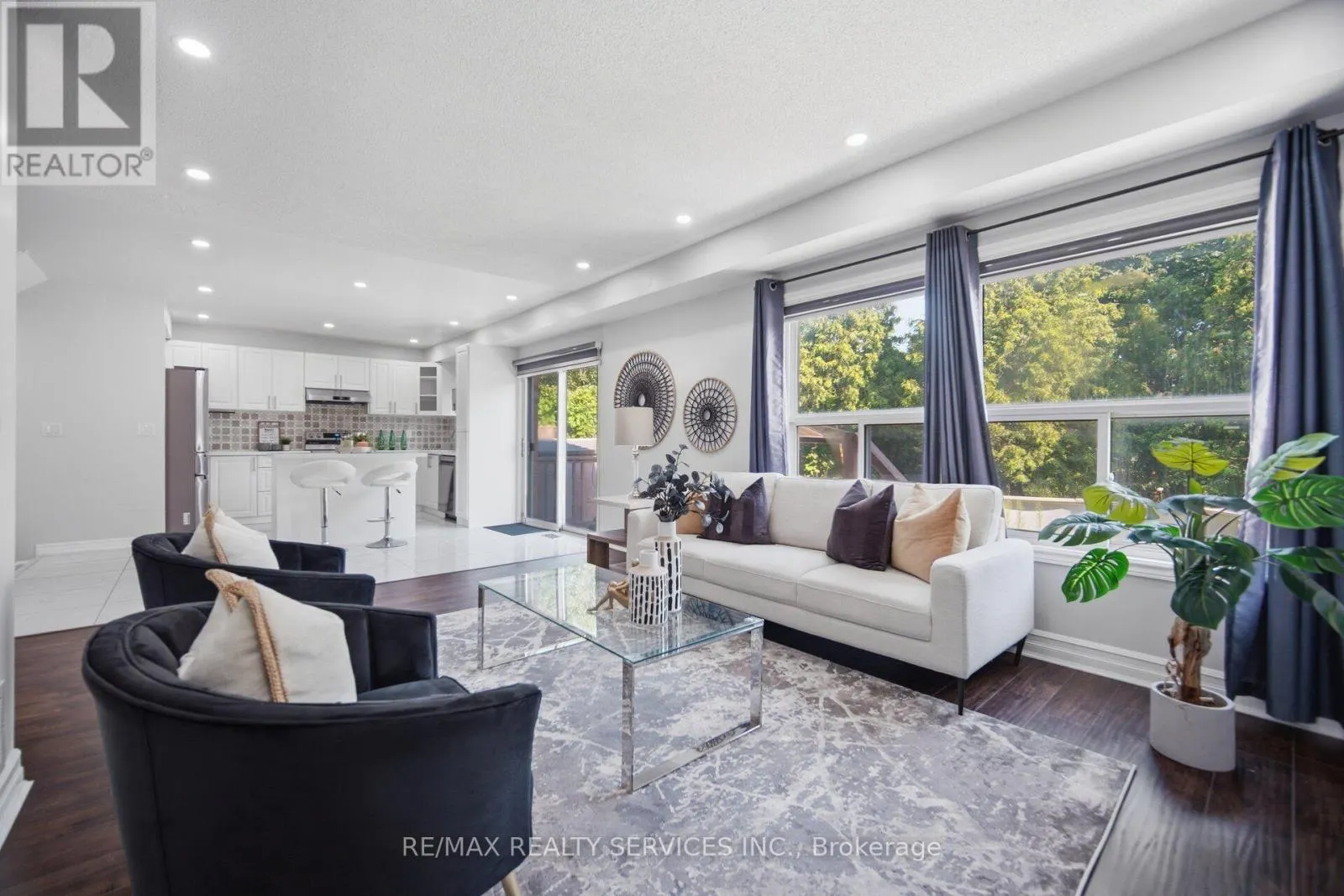 4 SUNNYBROOK CRESCENT