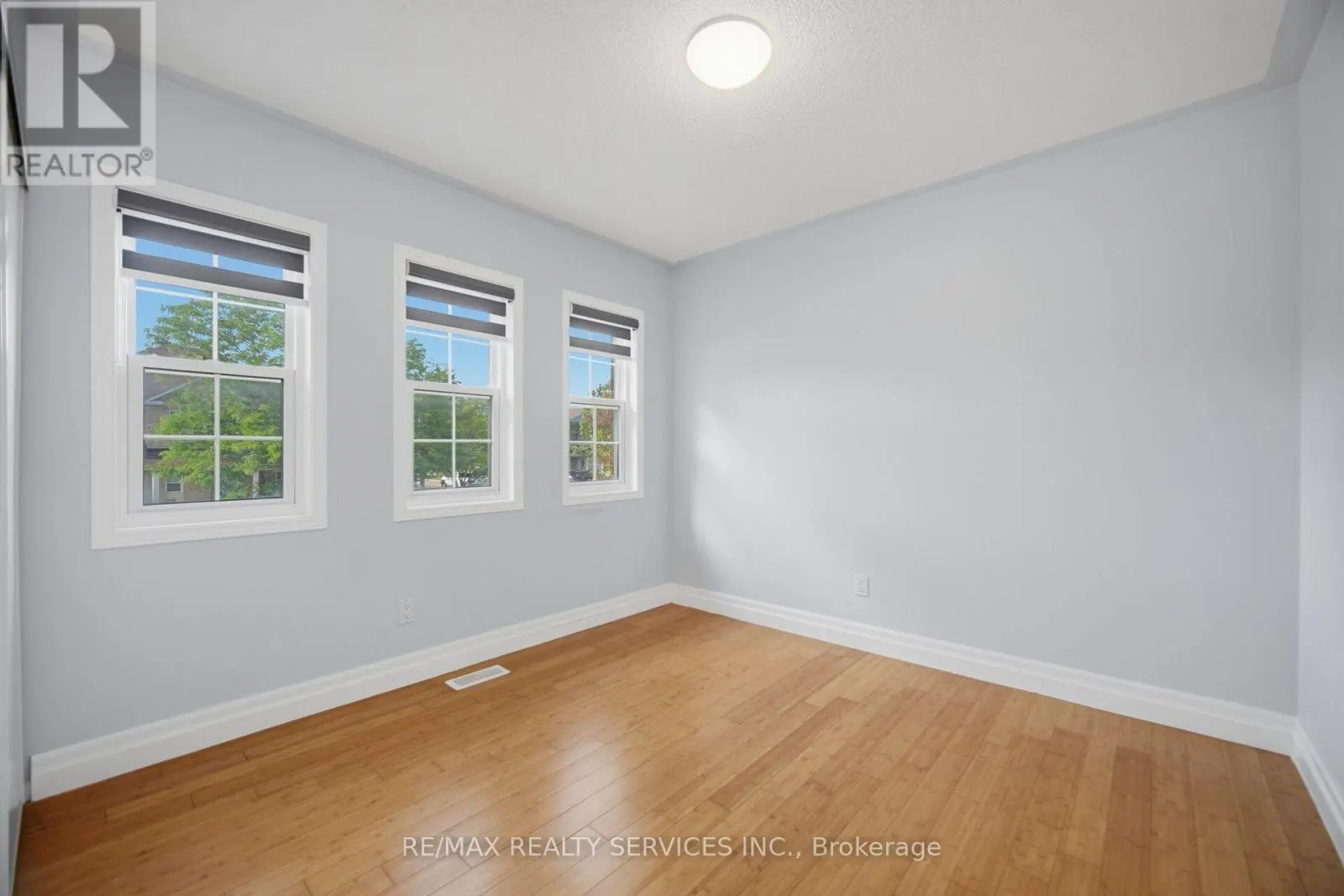 4 SUNNYBROOK CRESCENT