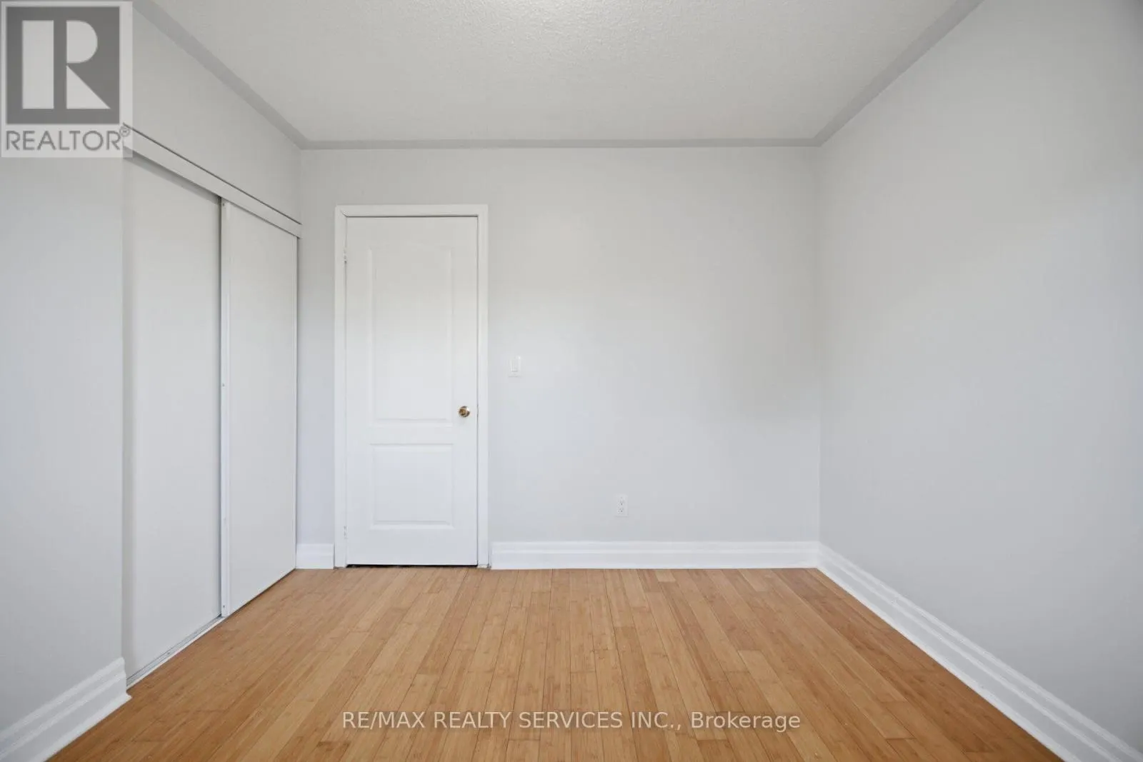 4 SUNNYBROOK CRESCENT
