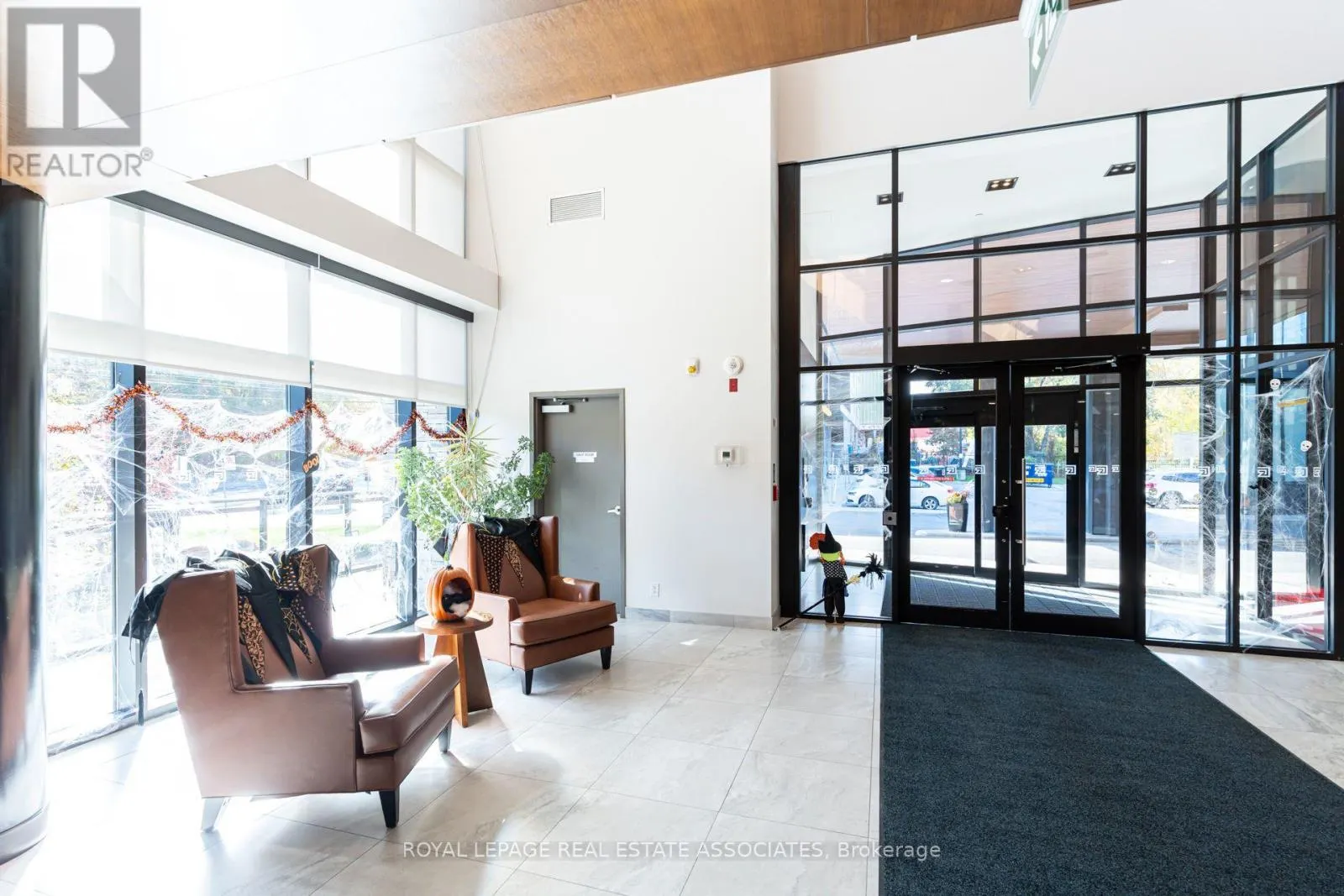 465 - 1575 LAKESHORE ROAD W