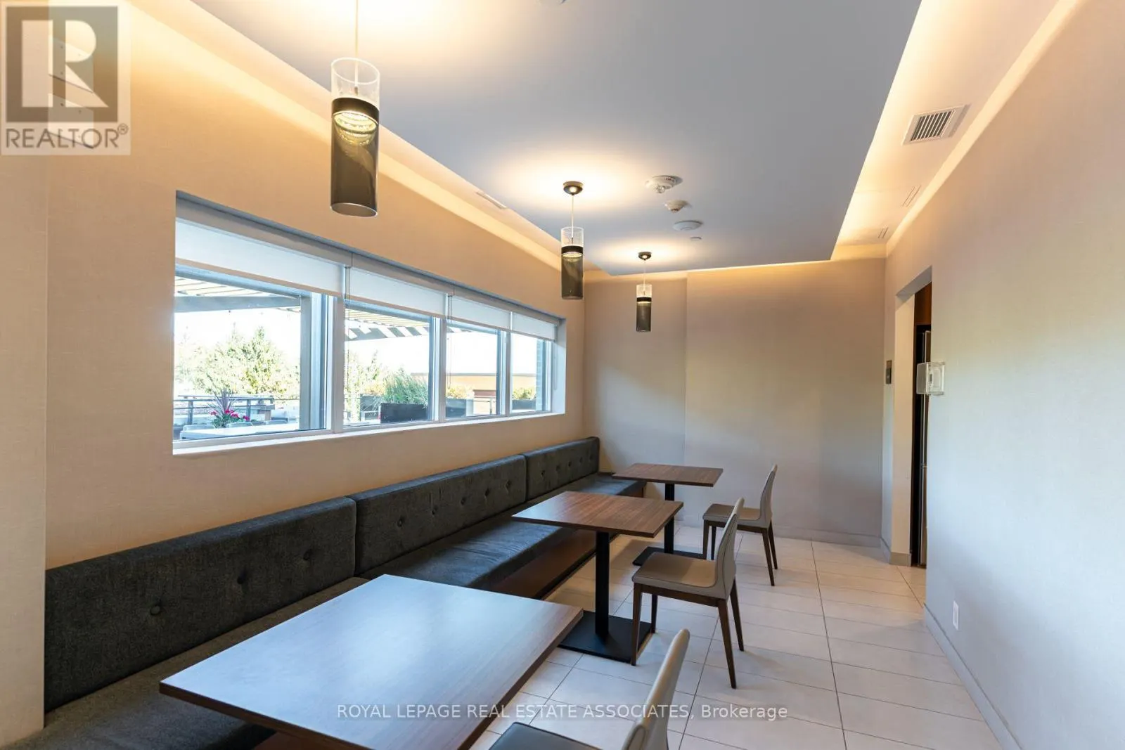 465 - 1575 LAKESHORE ROAD W
