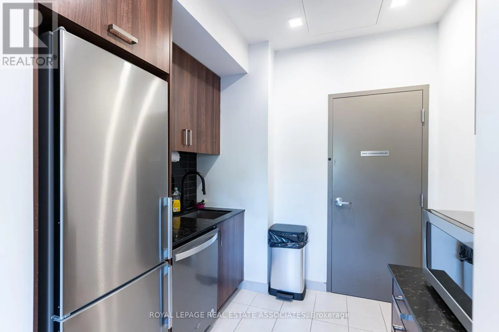 465 - 1575 LAKESHORE ROAD W