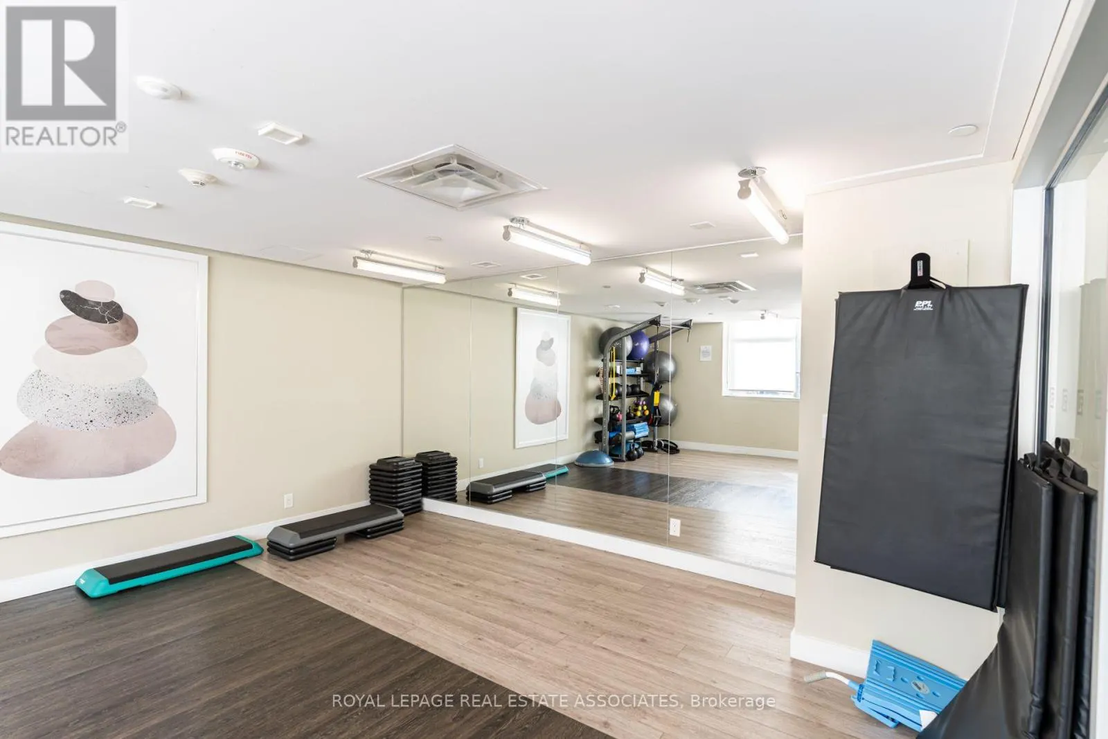 465 - 1575 LAKESHORE ROAD W