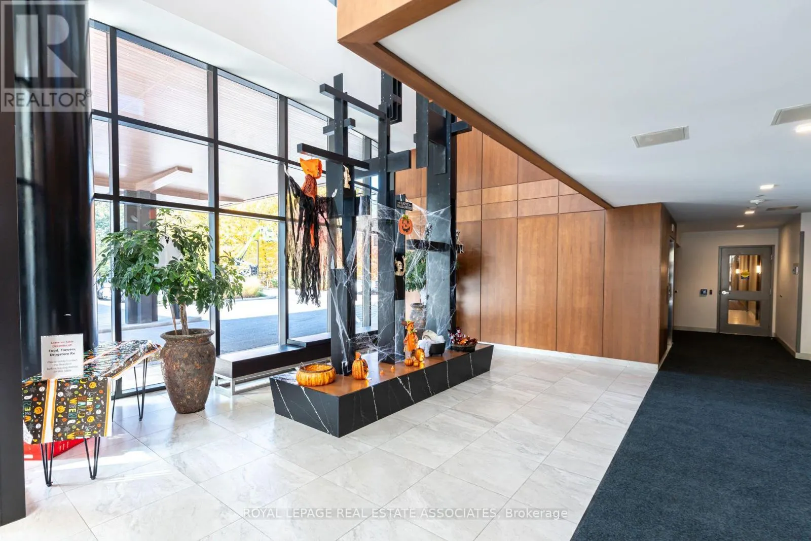465 - 1575 LAKESHORE ROAD W