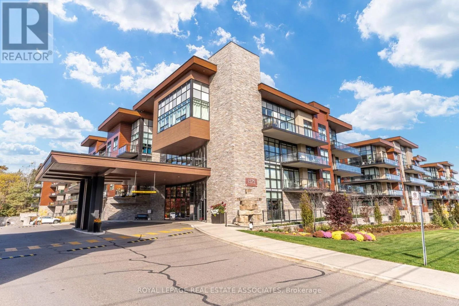 465 - 1575 LAKESHORE ROAD W