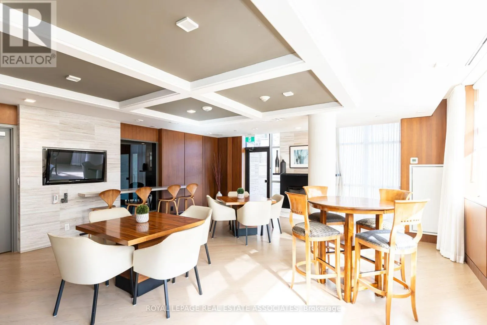 465 - 1575 LAKESHORE ROAD W