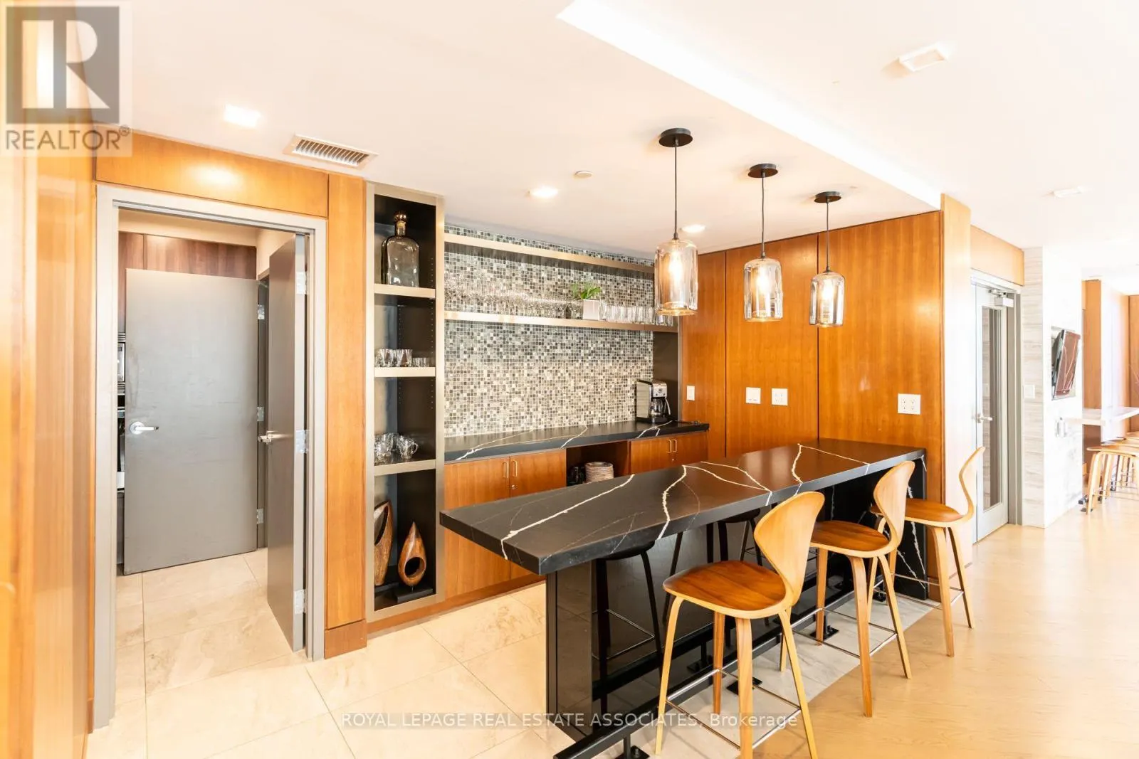 465 - 1575 LAKESHORE ROAD W