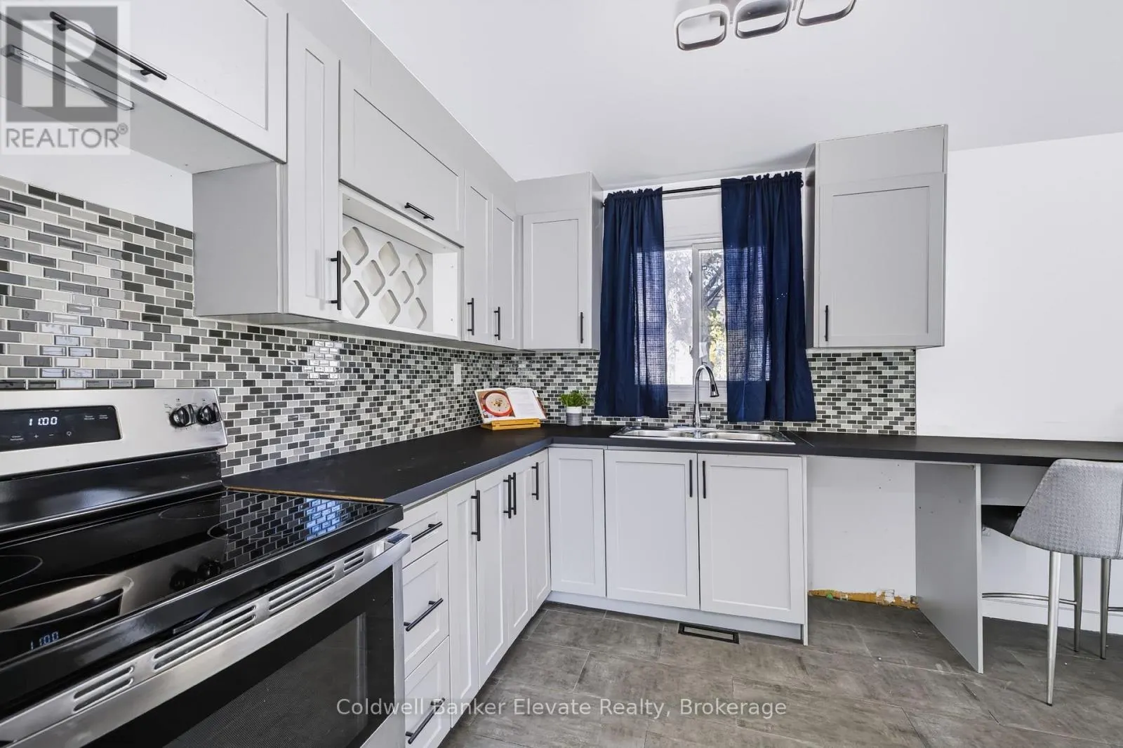 78 - 45 HANSEN ROAD N