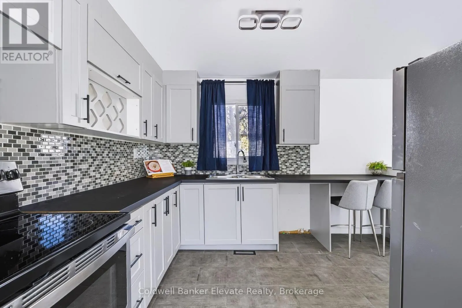 78 - 45 HANSEN ROAD N