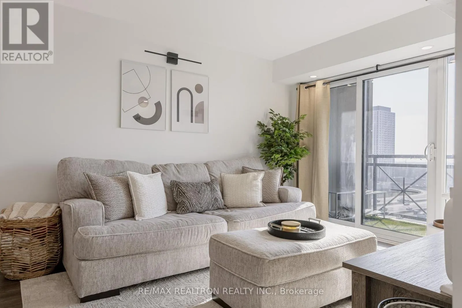 829 - 2 EVA ROAD