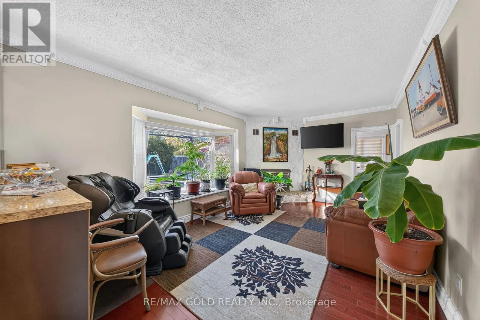 8 EASTON PLACE