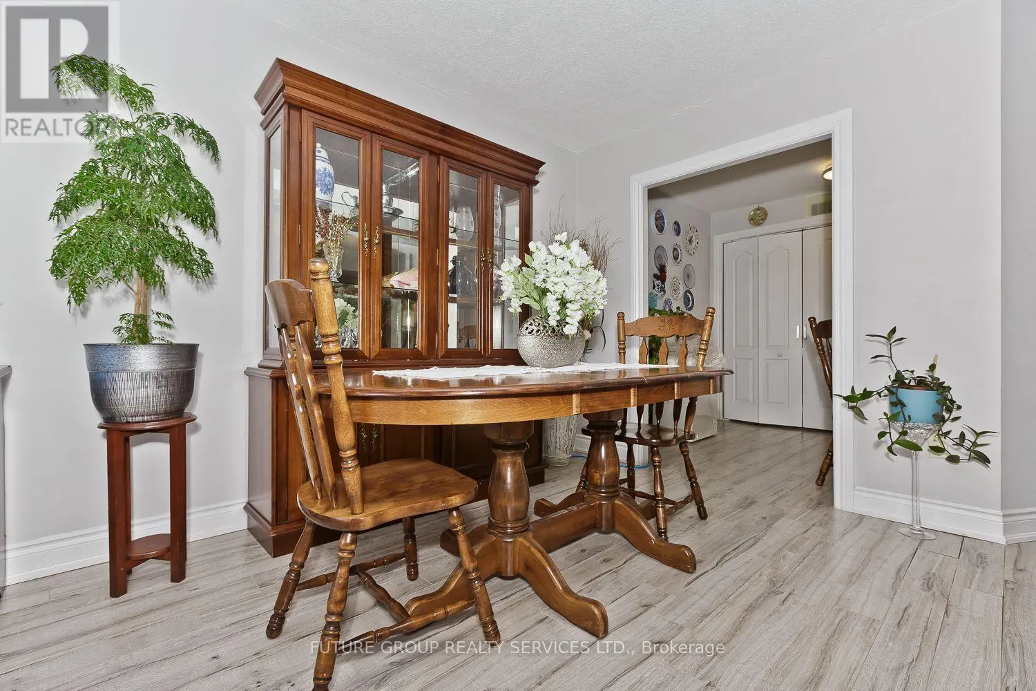 1604 - 1580 MISSISSAUGA VALLEY BOULEVARD