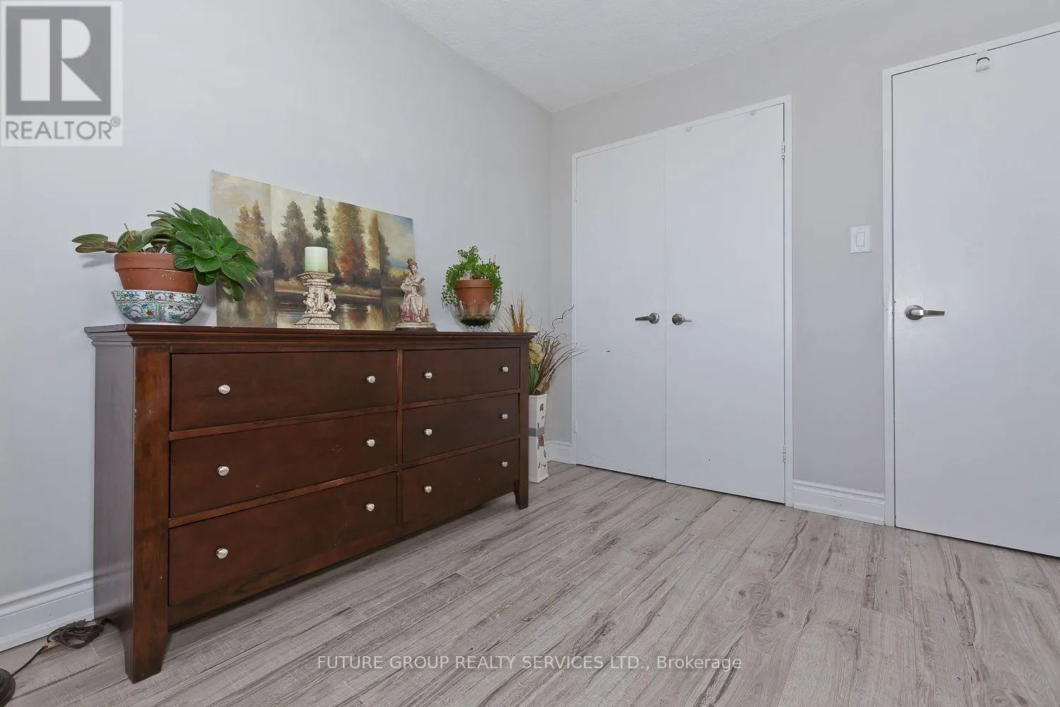1604 - 1580 MISSISSAUGA VALLEY BOULEVARD