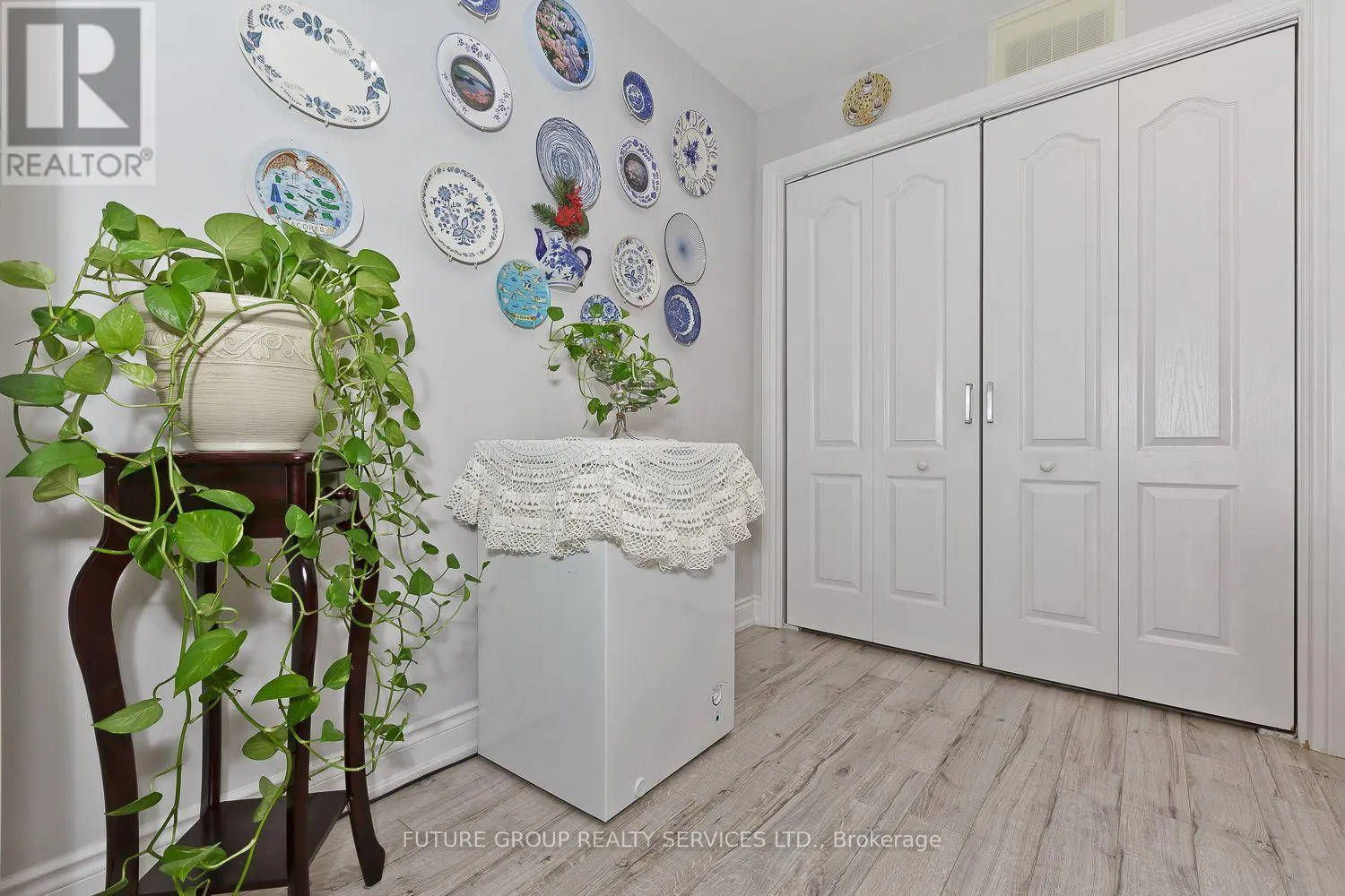 1604 - 1580 MISSISSAUGA VALLEY BOULEVARD