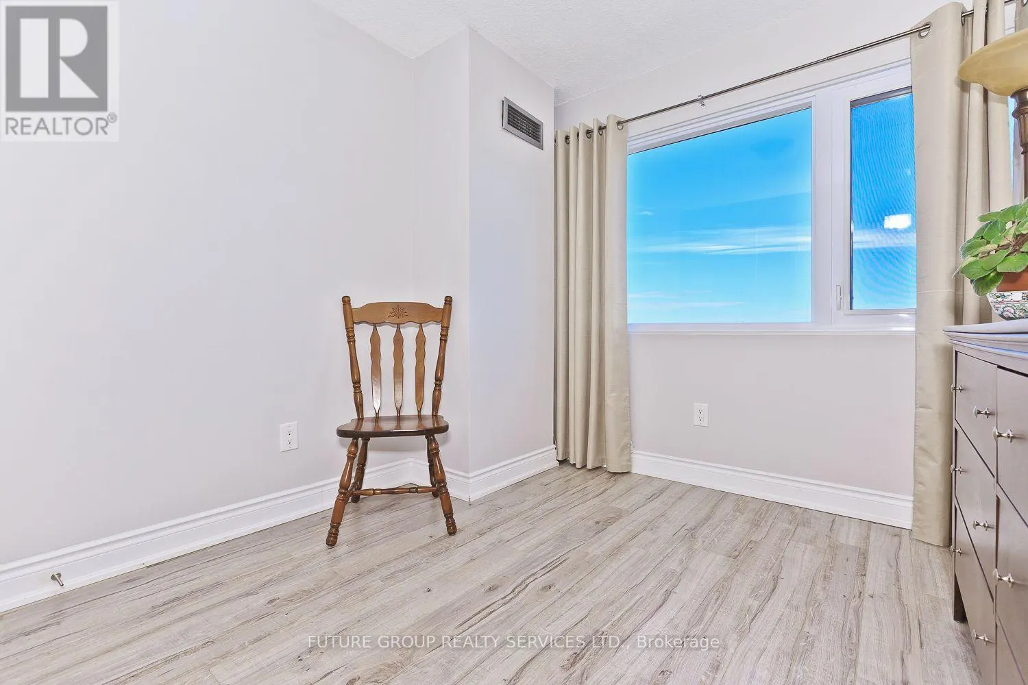 1604 - 1580 MISSISSAUGA VALLEY BOULEVARD