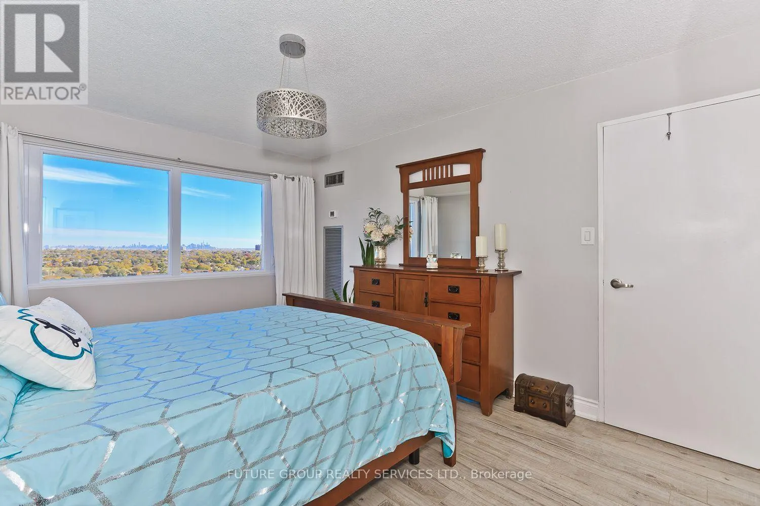 1604 - 1580 MISSISSAUGA VALLEY BOULEVARD