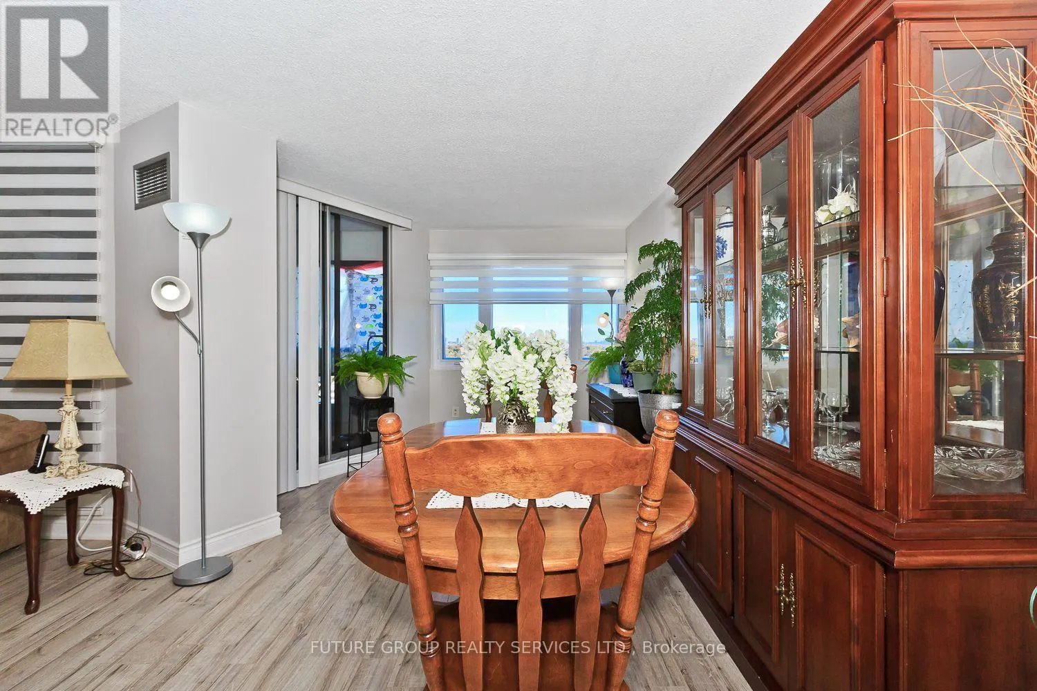 1604 - 1580 MISSISSAUGA VALLEY BOULEVARD