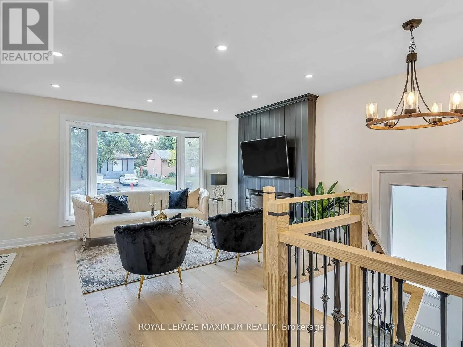 UPPER LEVEL - 8 LAWRENCE CRESCENT