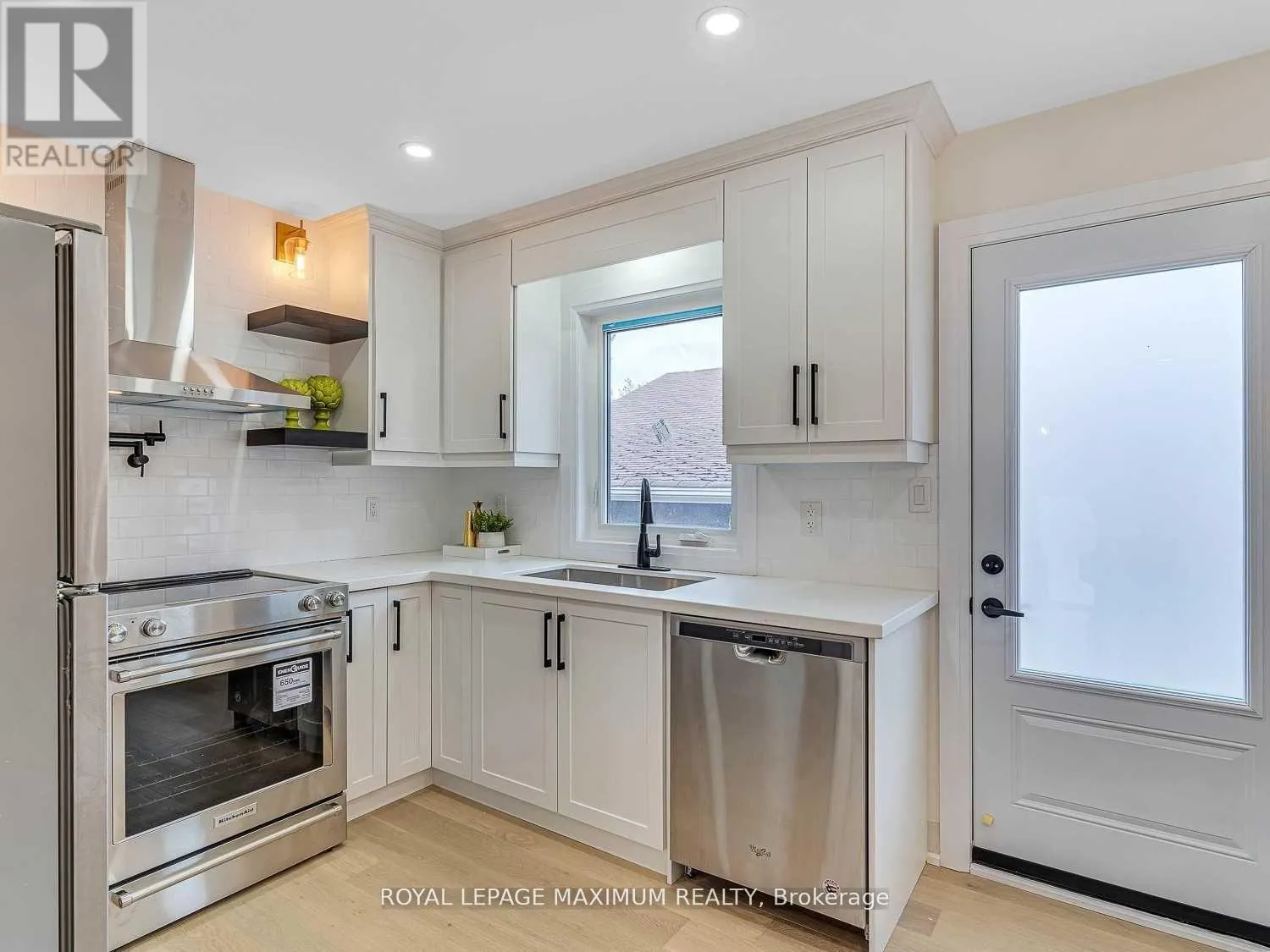 UPPER LEVEL - 8 LAWRENCE CRESCENT