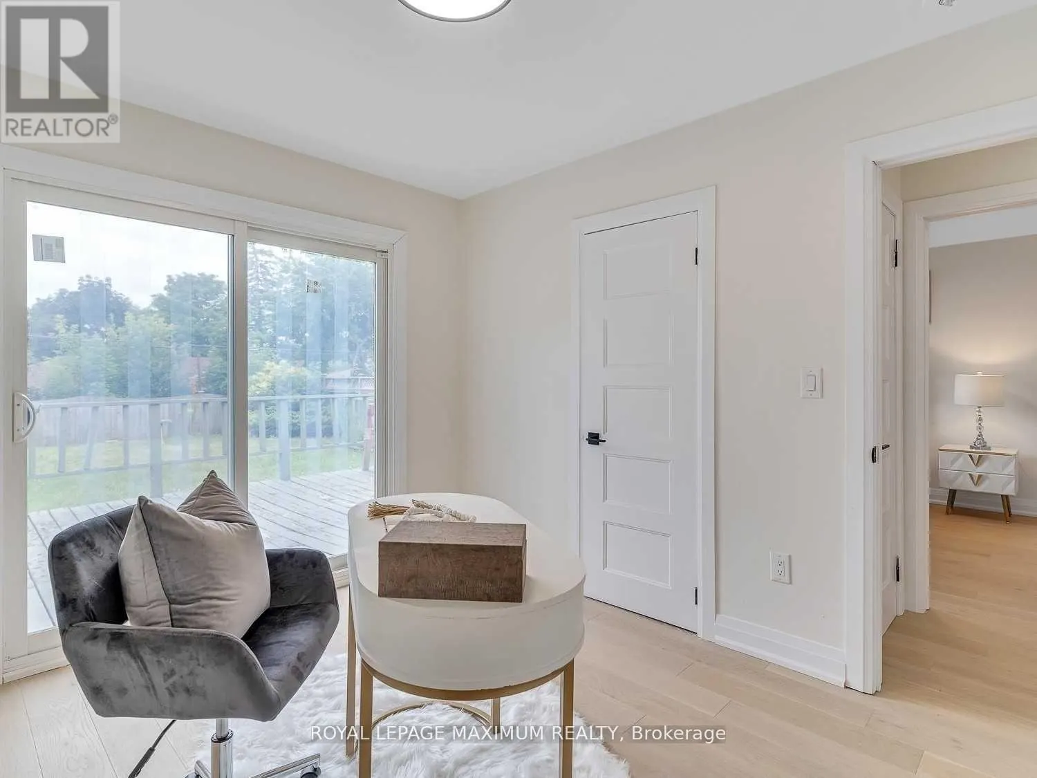 UPPER LEVEL - 8 LAWRENCE CRESCENT