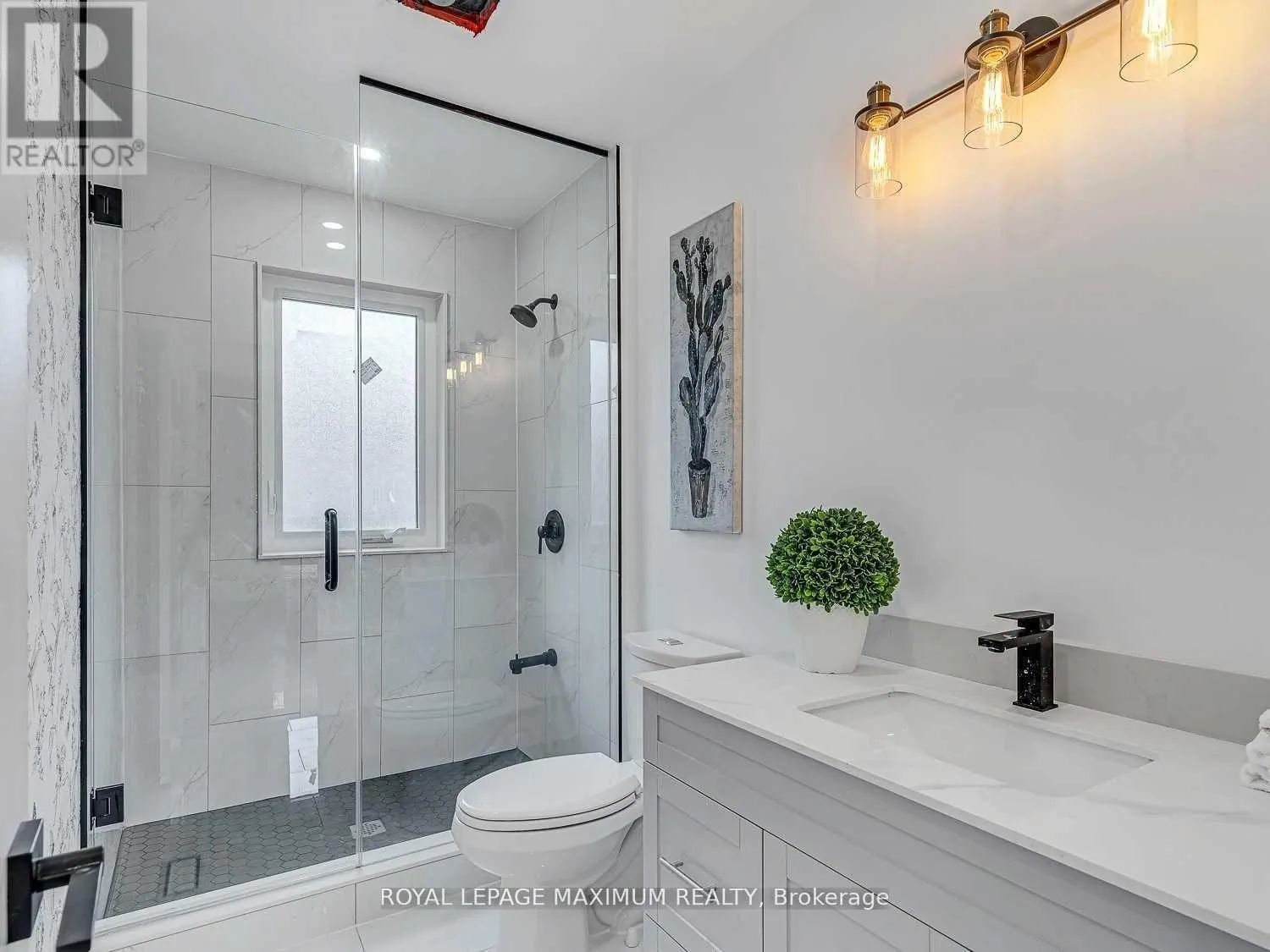 UPPER LEVEL - 8 LAWRENCE CRESCENT