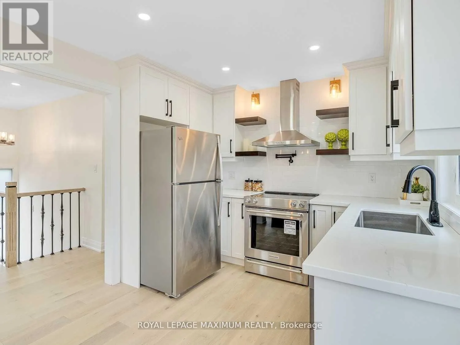 UPPER LEVEL - 8 LAWRENCE CRESCENT