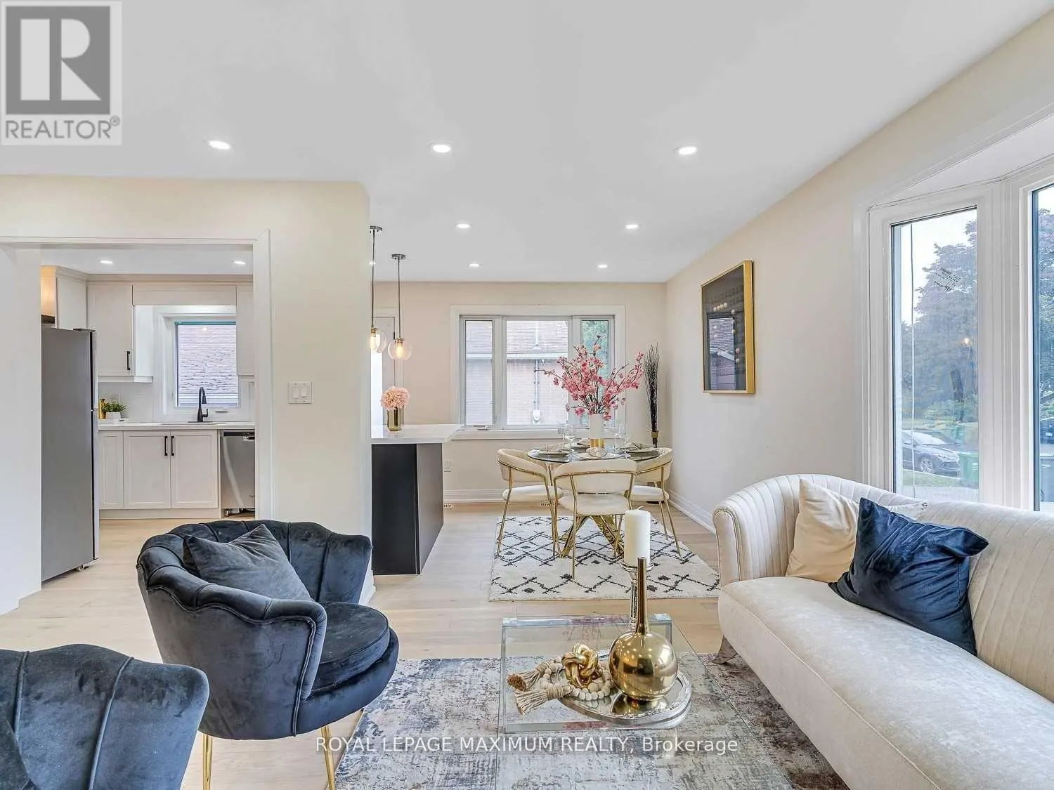 UPPER LEVEL - 8 LAWRENCE CRESCENT