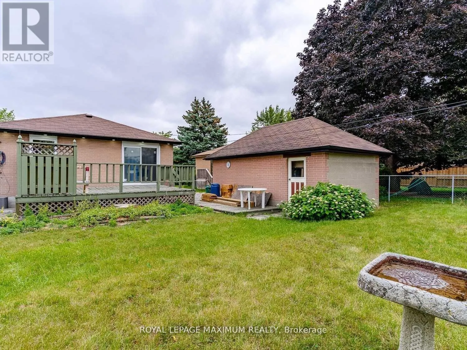 UPPER LEVEL - 8 LAWRENCE CRESCENT
