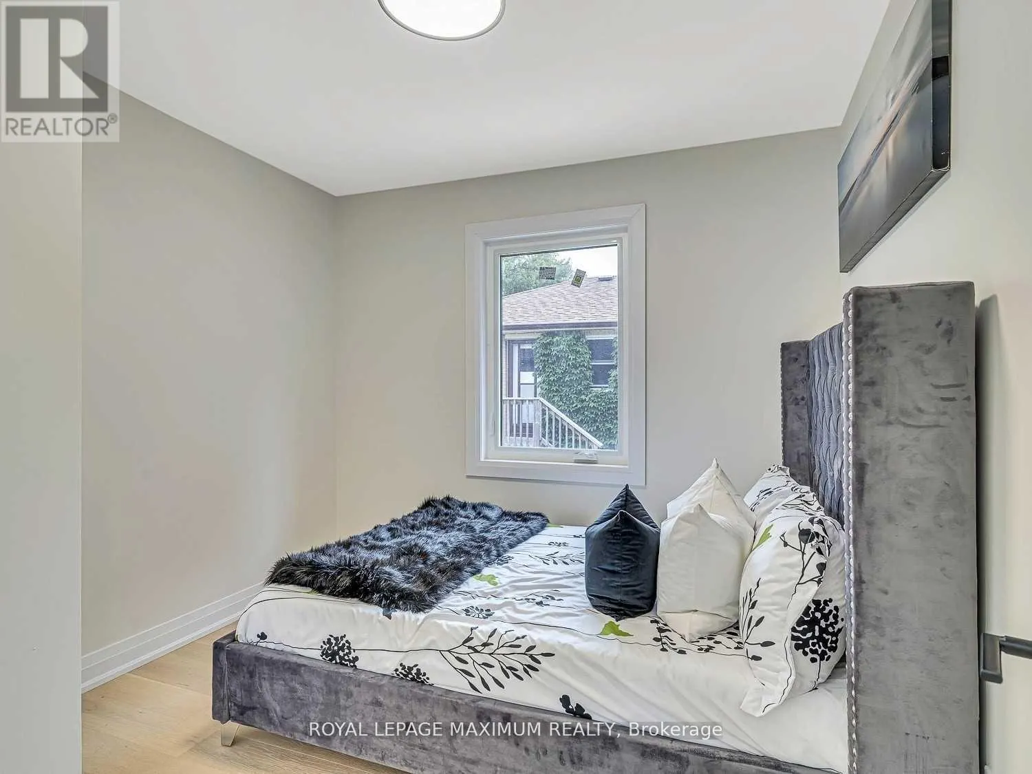 UPPER LEVEL - 8 LAWRENCE CRESCENT