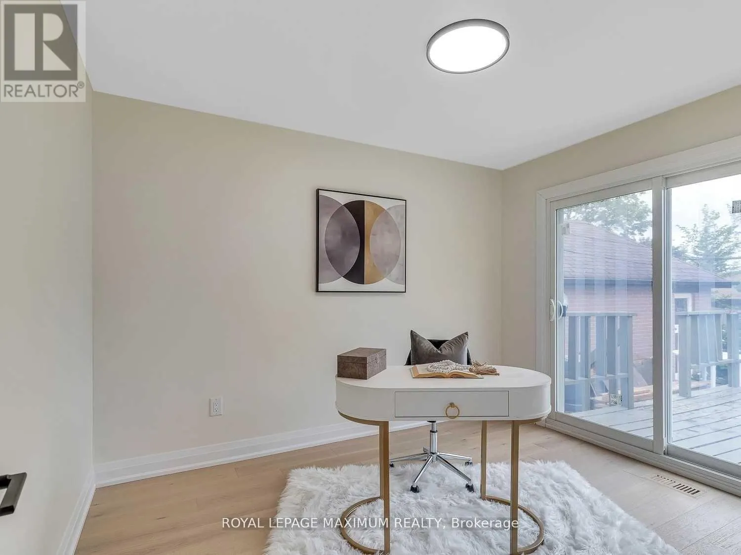 UPPER LEVEL - 8 LAWRENCE CRESCENT