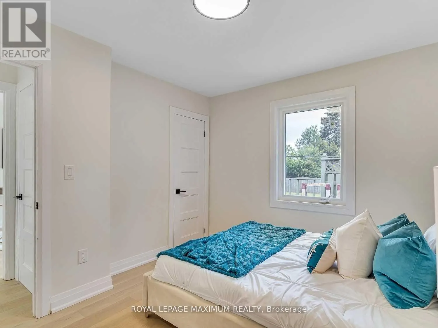 UPPER LEVEL - 8 LAWRENCE CRESCENT
