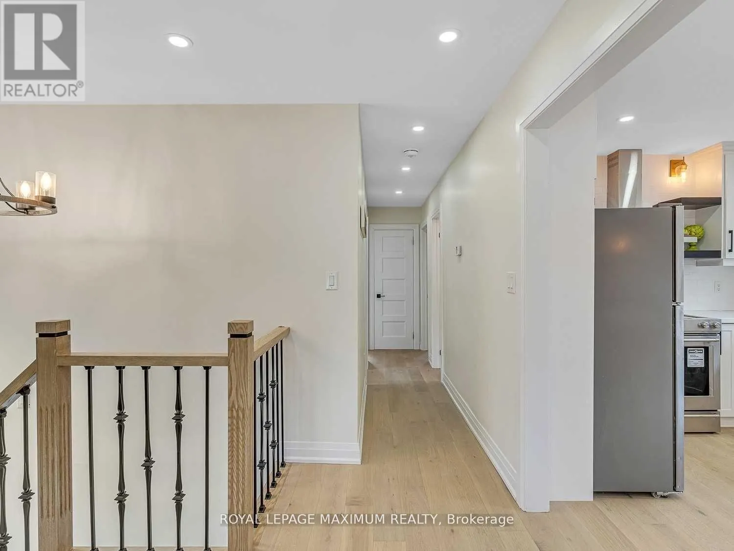 UPPER LEVEL - 8 LAWRENCE CRESCENT