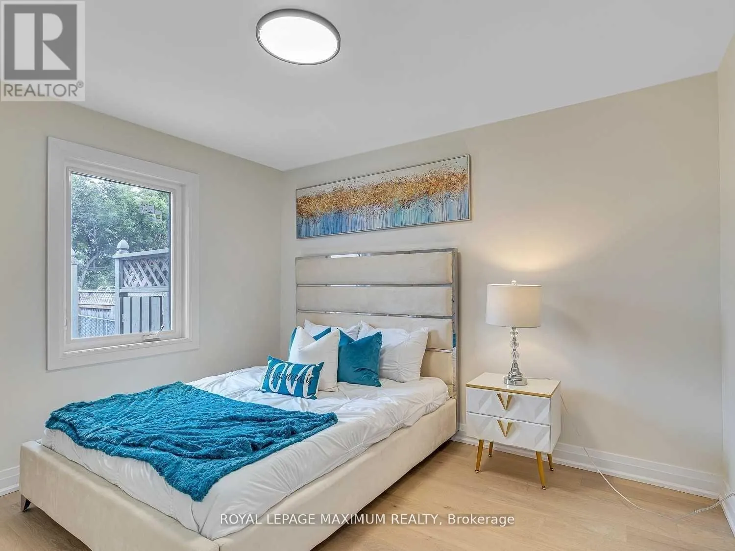 UPPER LEVEL - 8 LAWRENCE CRESCENT