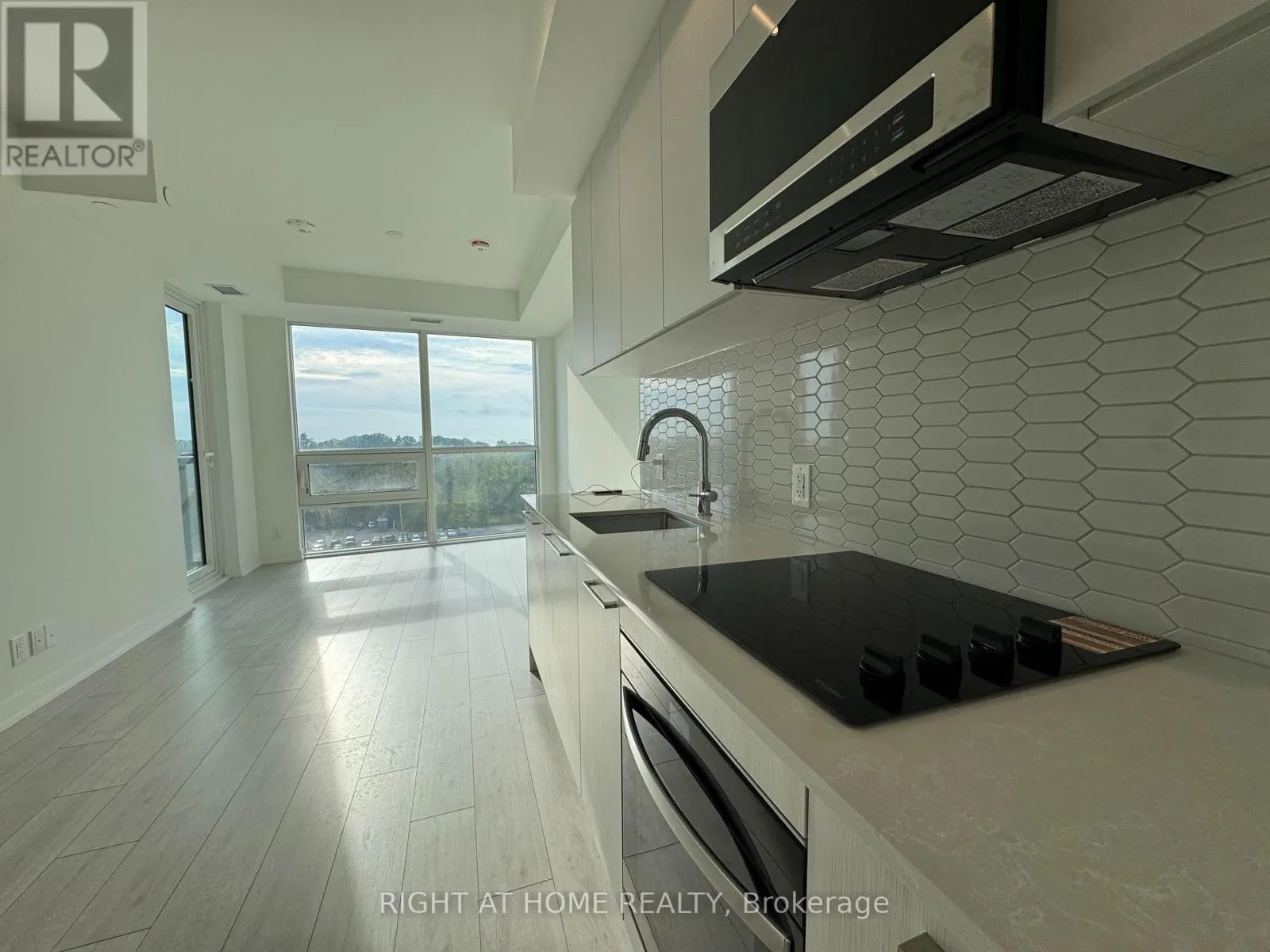 718 - 1381 LAKESHORE ROAD E