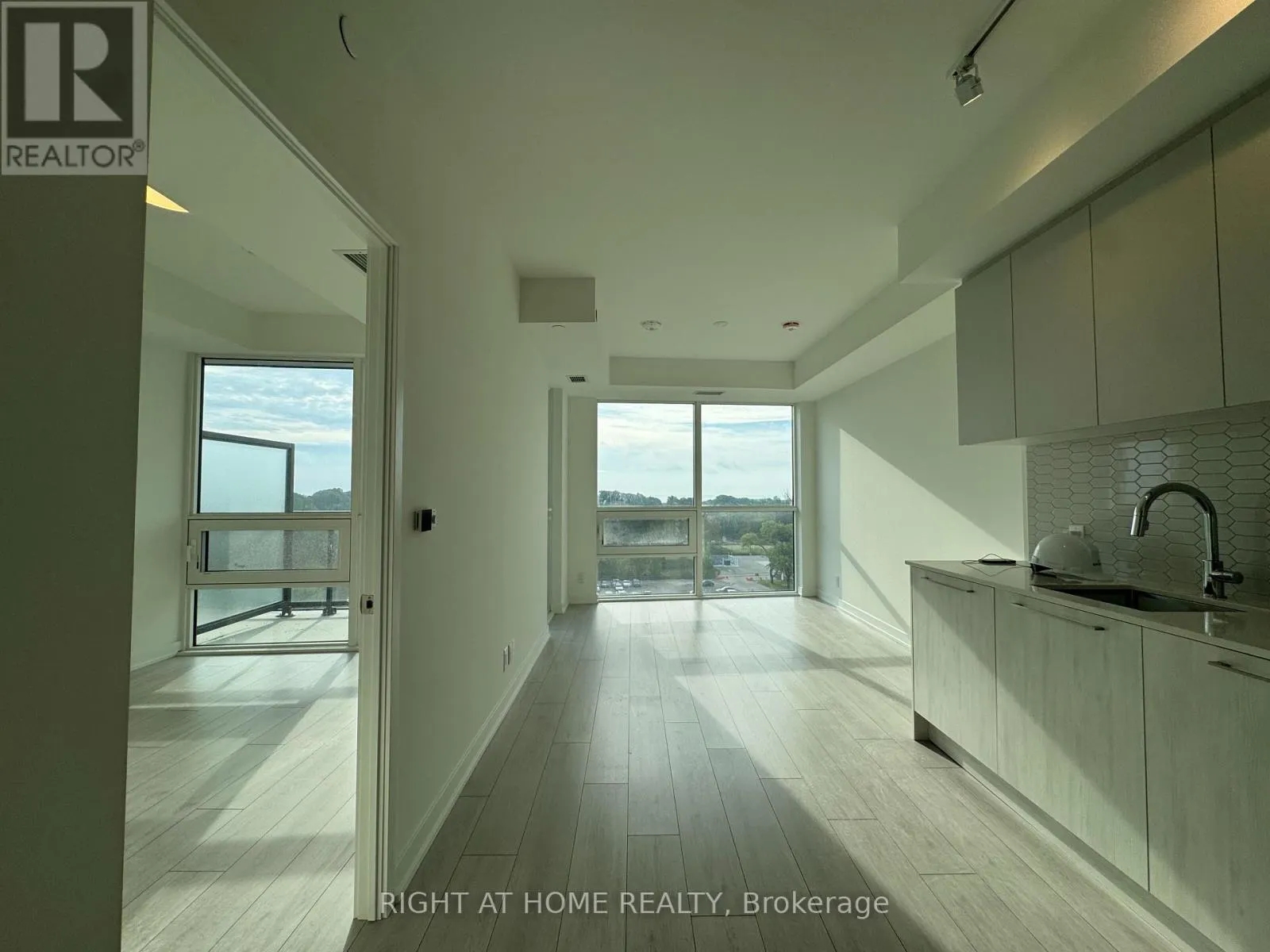 718 - 1381 LAKESHORE ROAD E