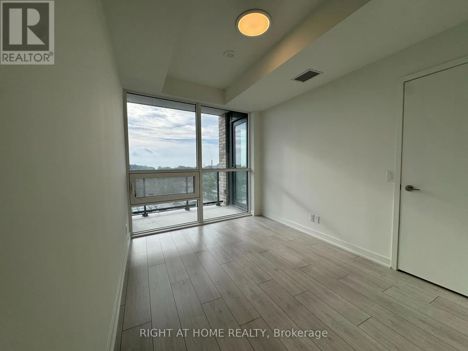 718 - 1381 LAKESHORE ROAD E