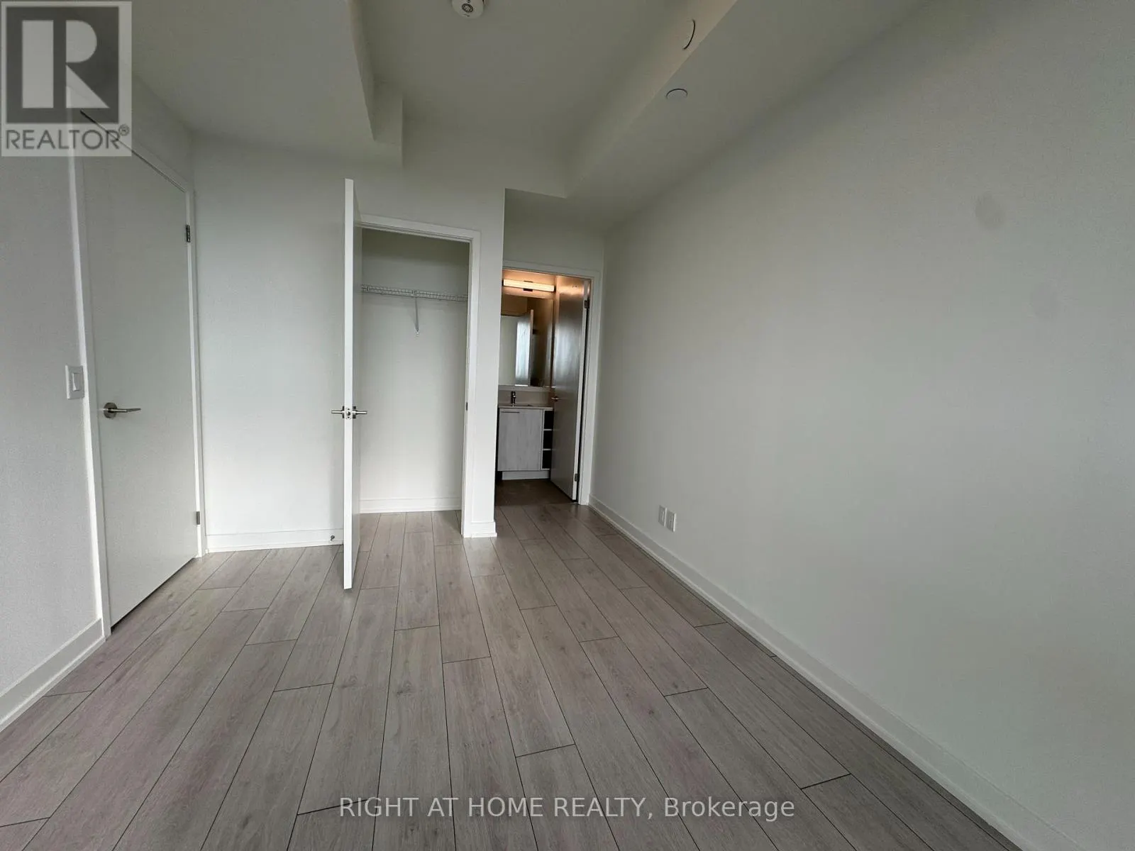 718 - 1381 LAKESHORE ROAD E