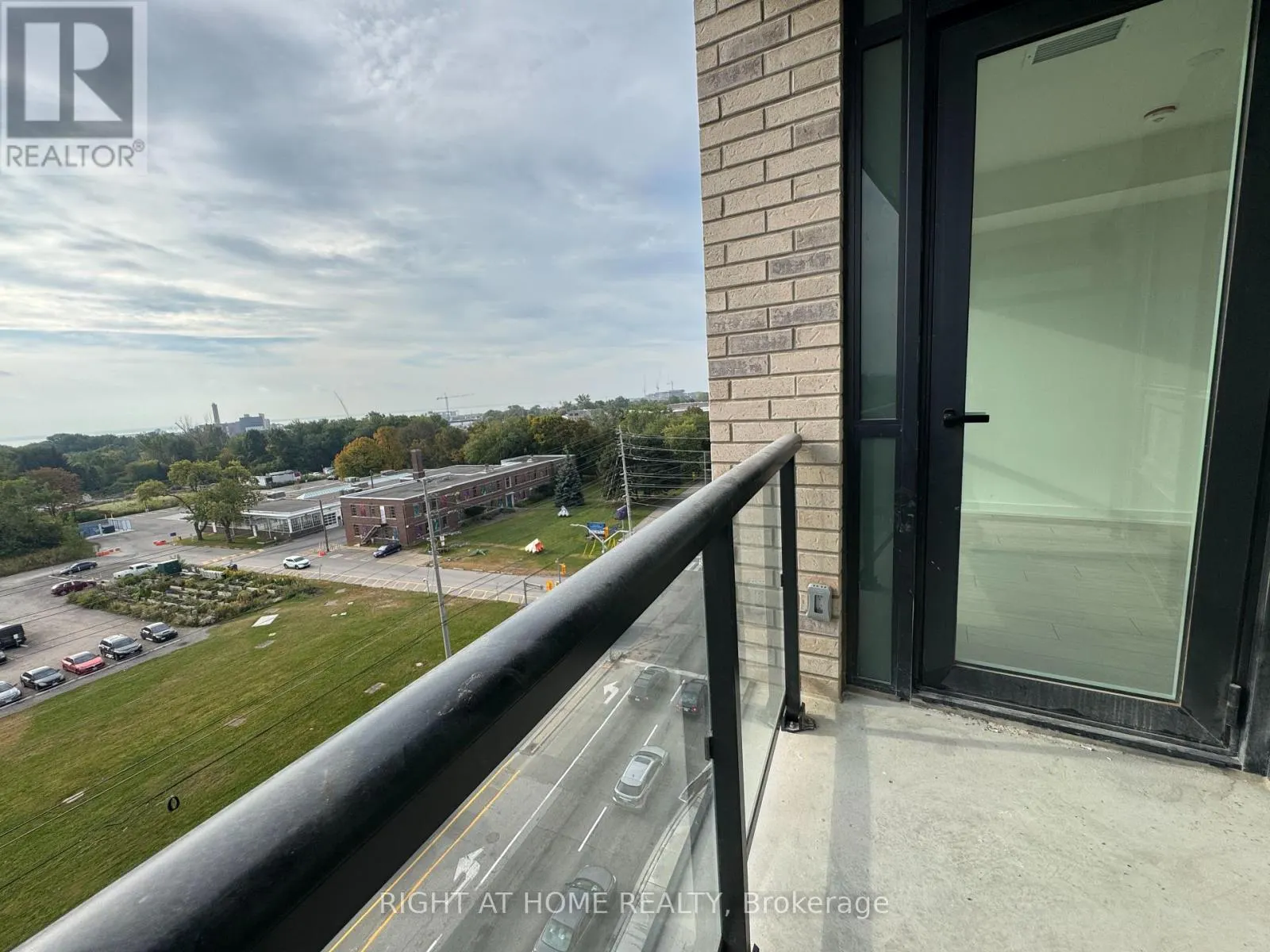 718 - 1381 LAKESHORE ROAD E