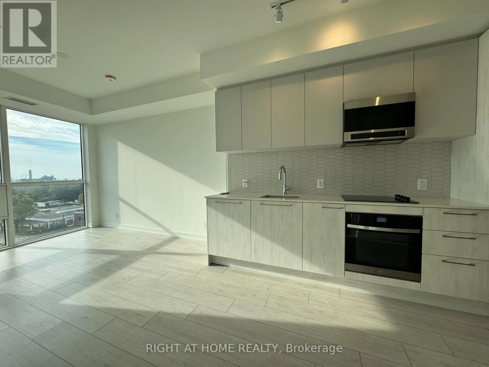 718 - 1381 LAKESHORE ROAD E