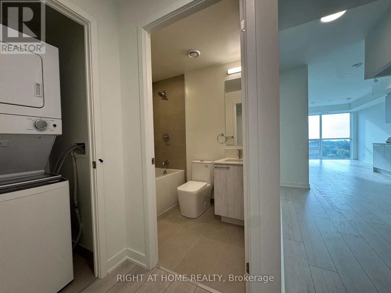 718 - 1381 LAKESHORE ROAD E
