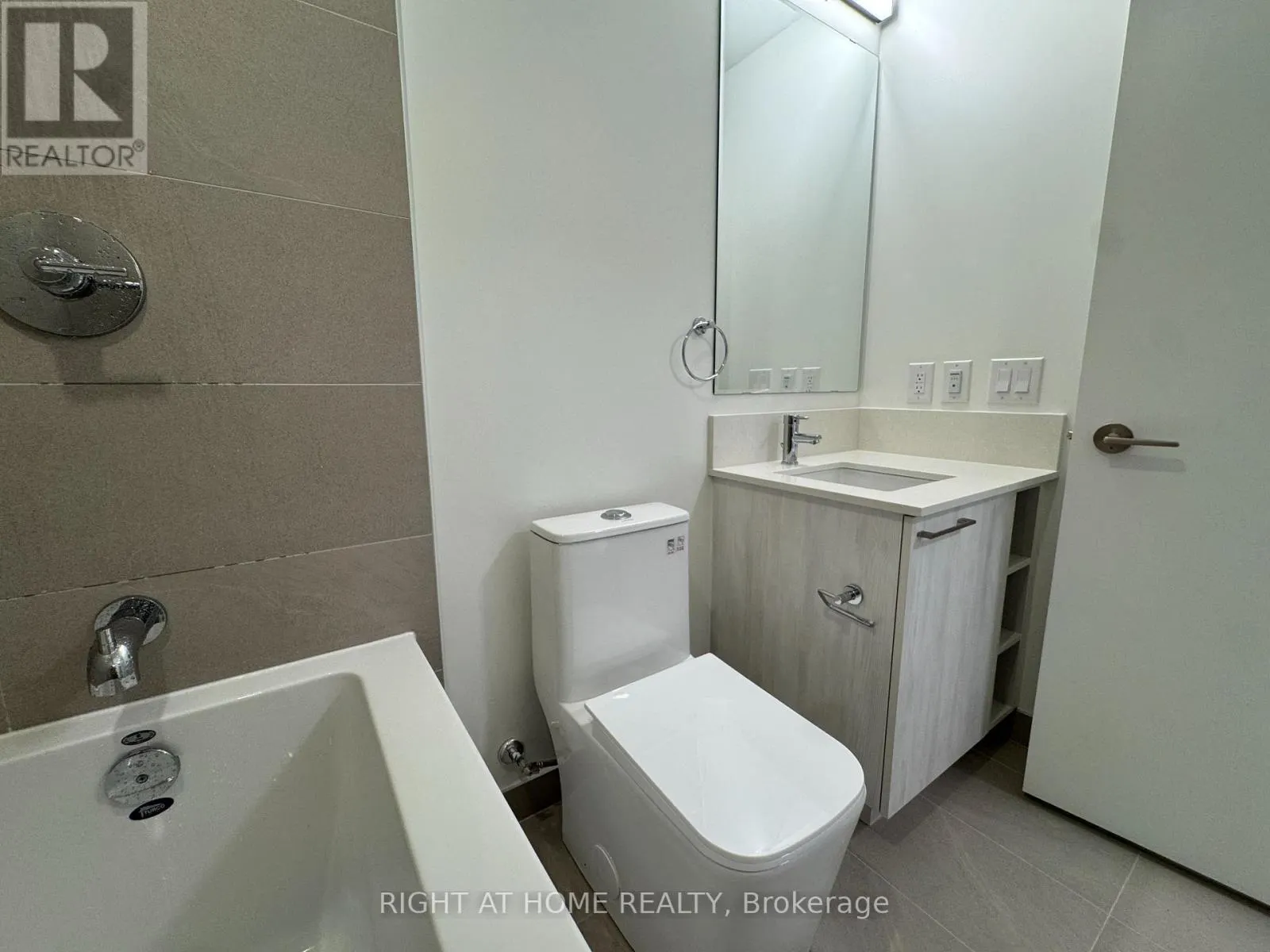 718 - 1381 LAKESHORE ROAD E