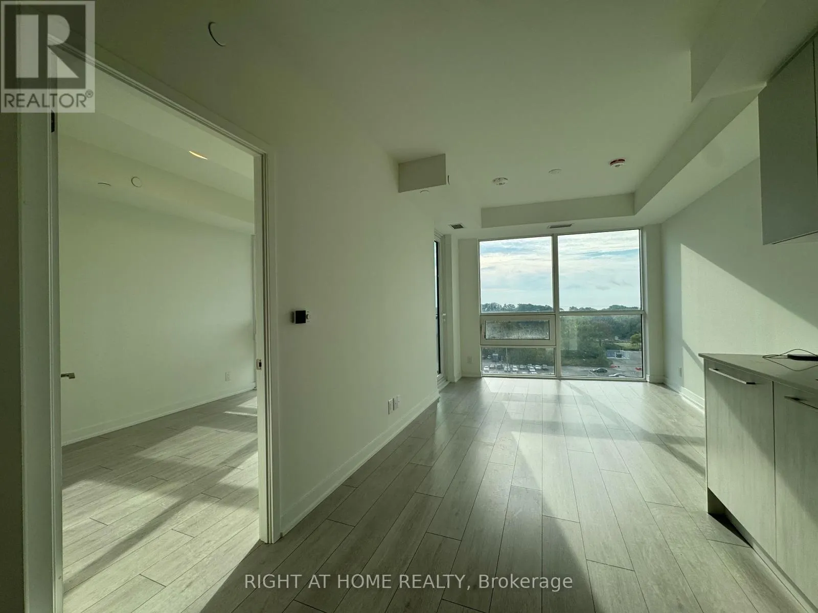 718 - 1381 LAKESHORE ROAD E