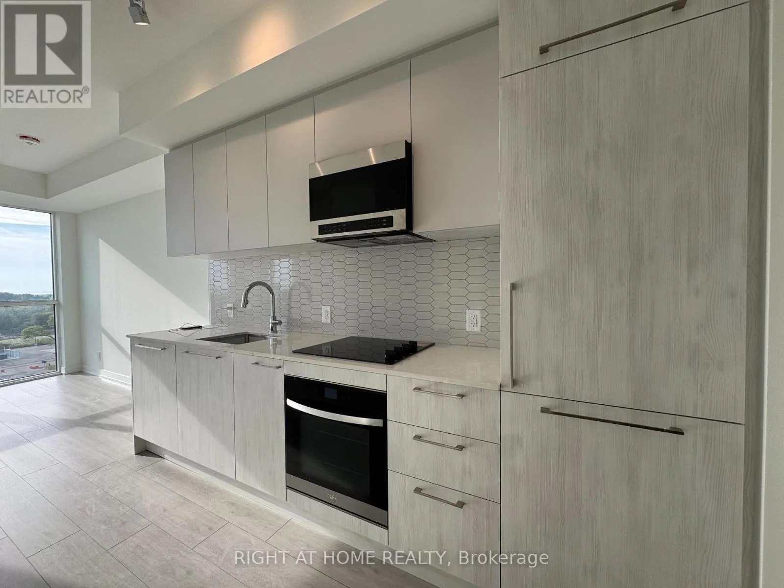 718 - 1381 LAKESHORE ROAD E