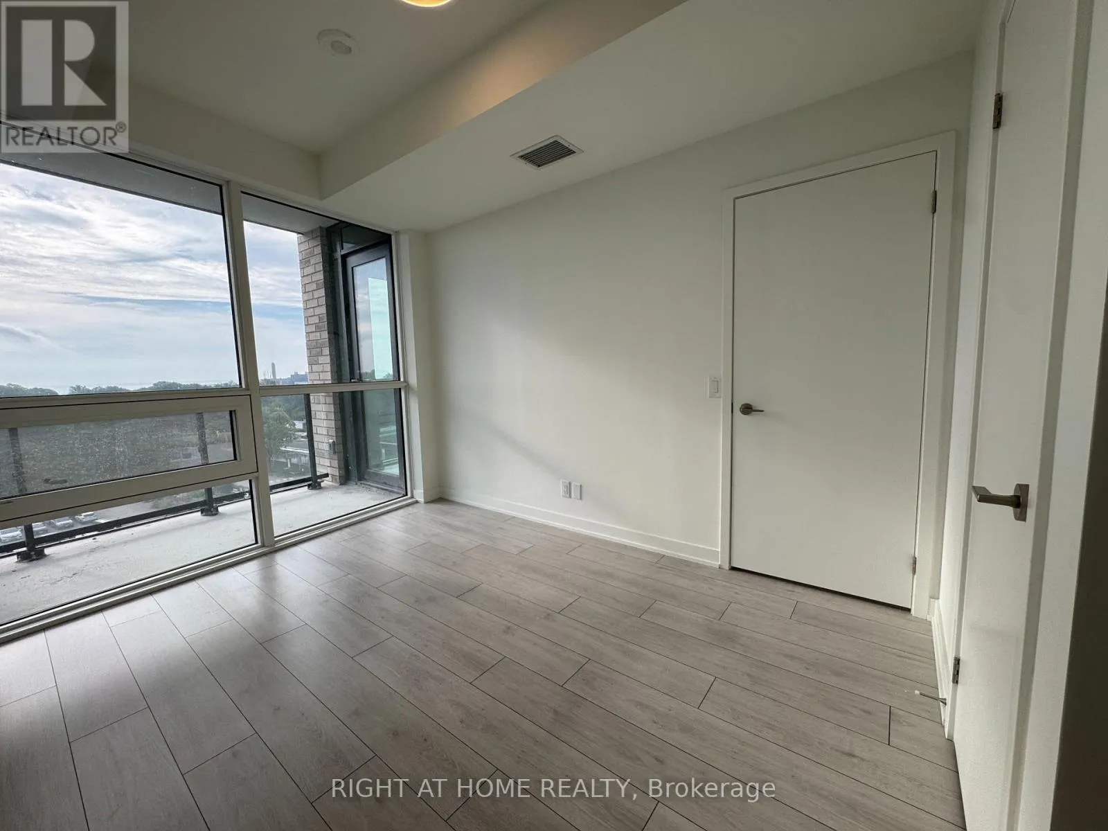 718 - 1381 LAKESHORE ROAD E