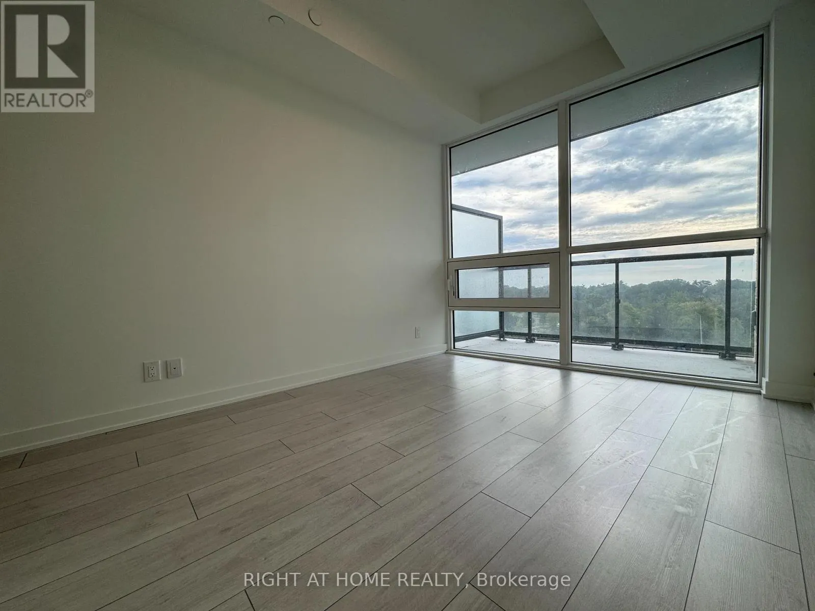 718 - 1381 LAKESHORE ROAD E